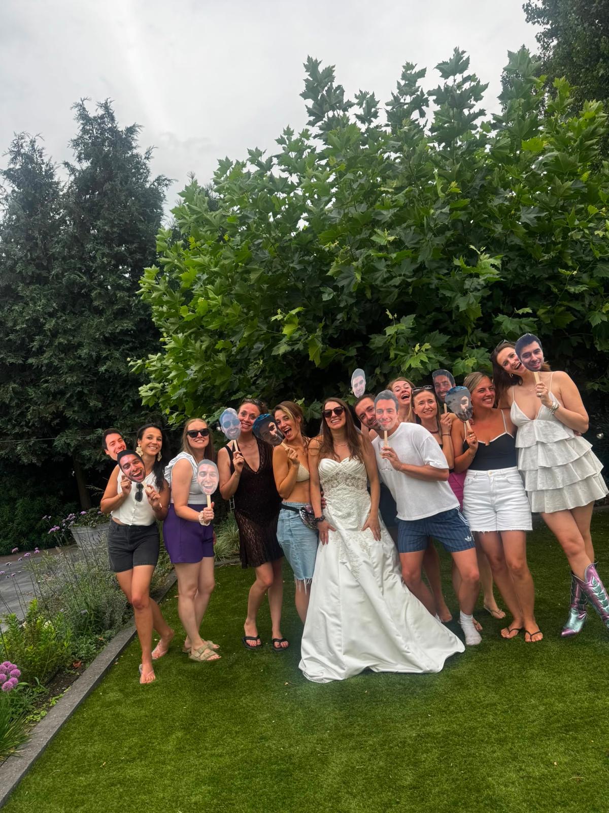 De bruid met haar vriendinnen in de tuin tijdens het vrijgezellenfeest