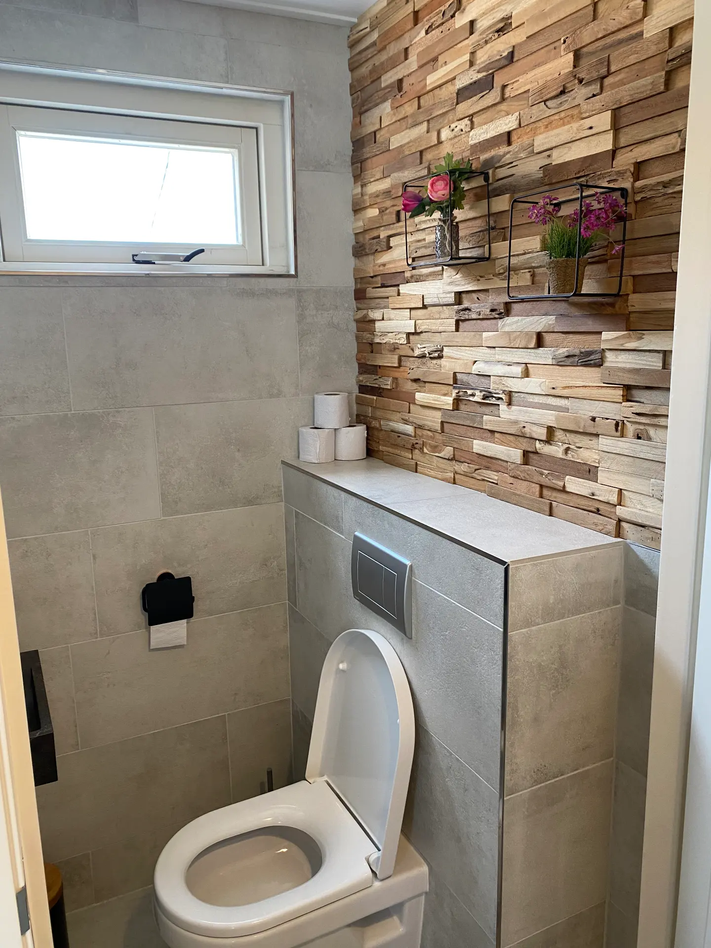 Huisje voor 11 personen: toilet met houten mozaïekwand
