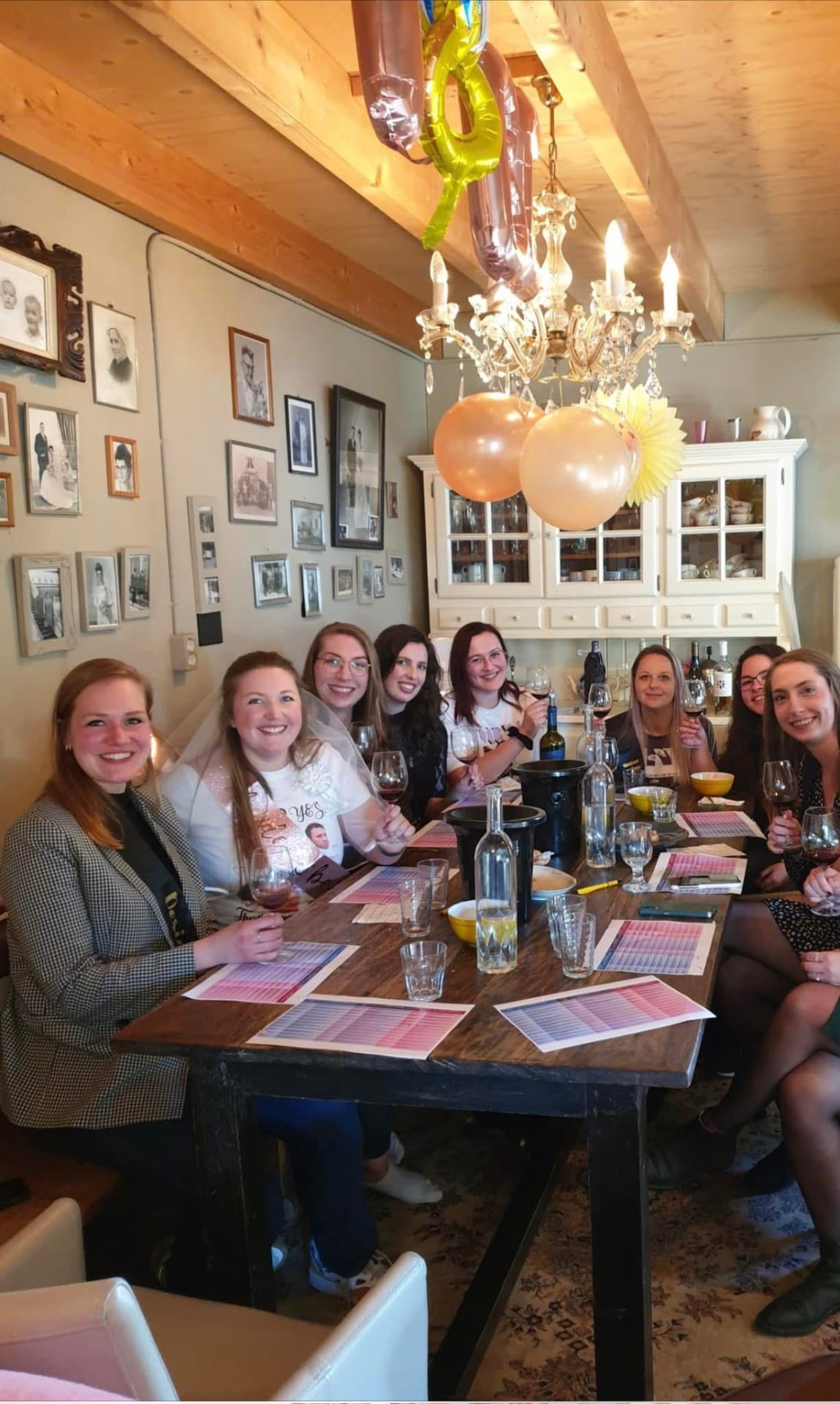 Wijnproeven met de groep aan de lange tafel