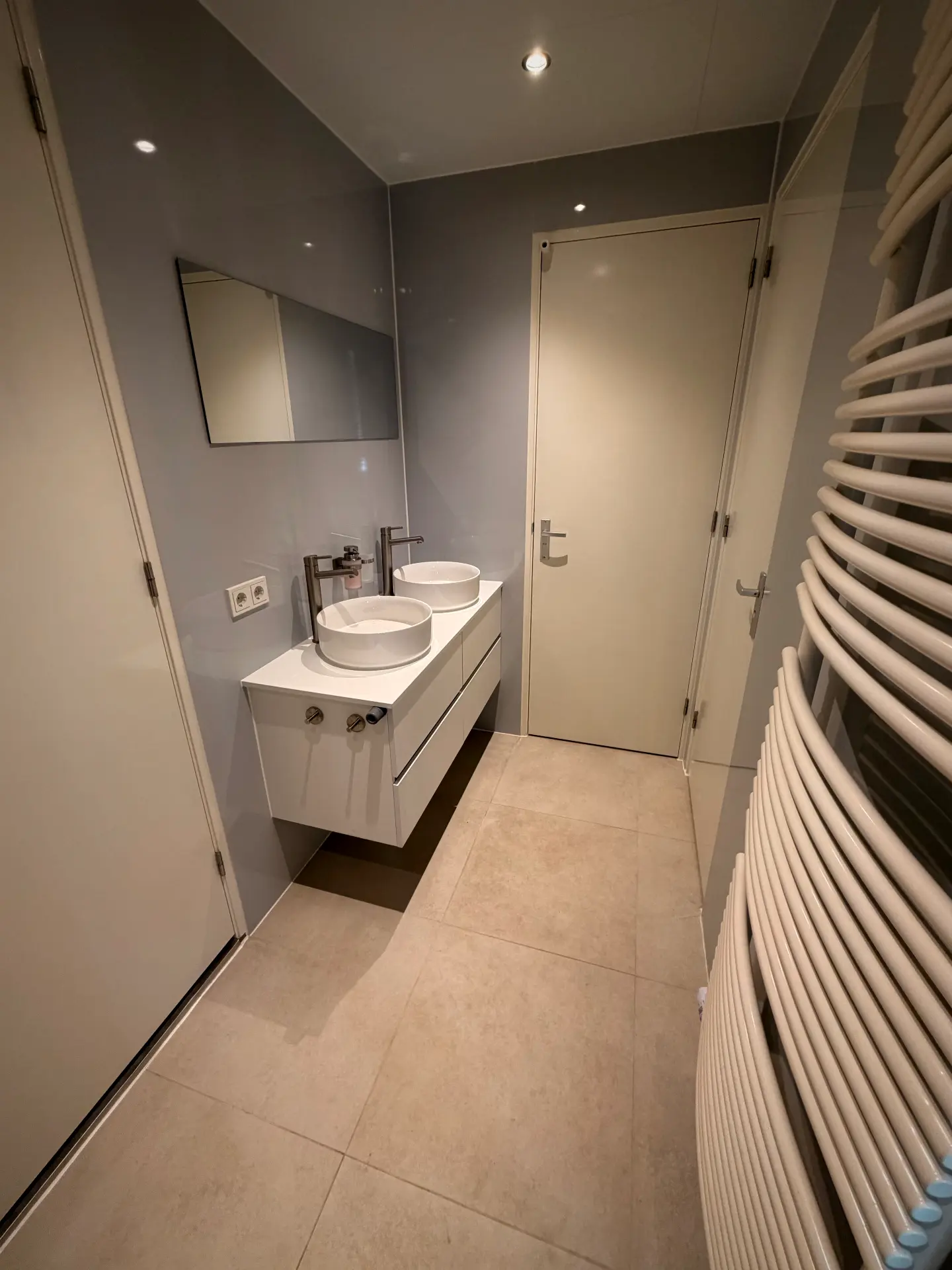 Badkamer met dubbele wastafel in het huisje voor 9 personen
