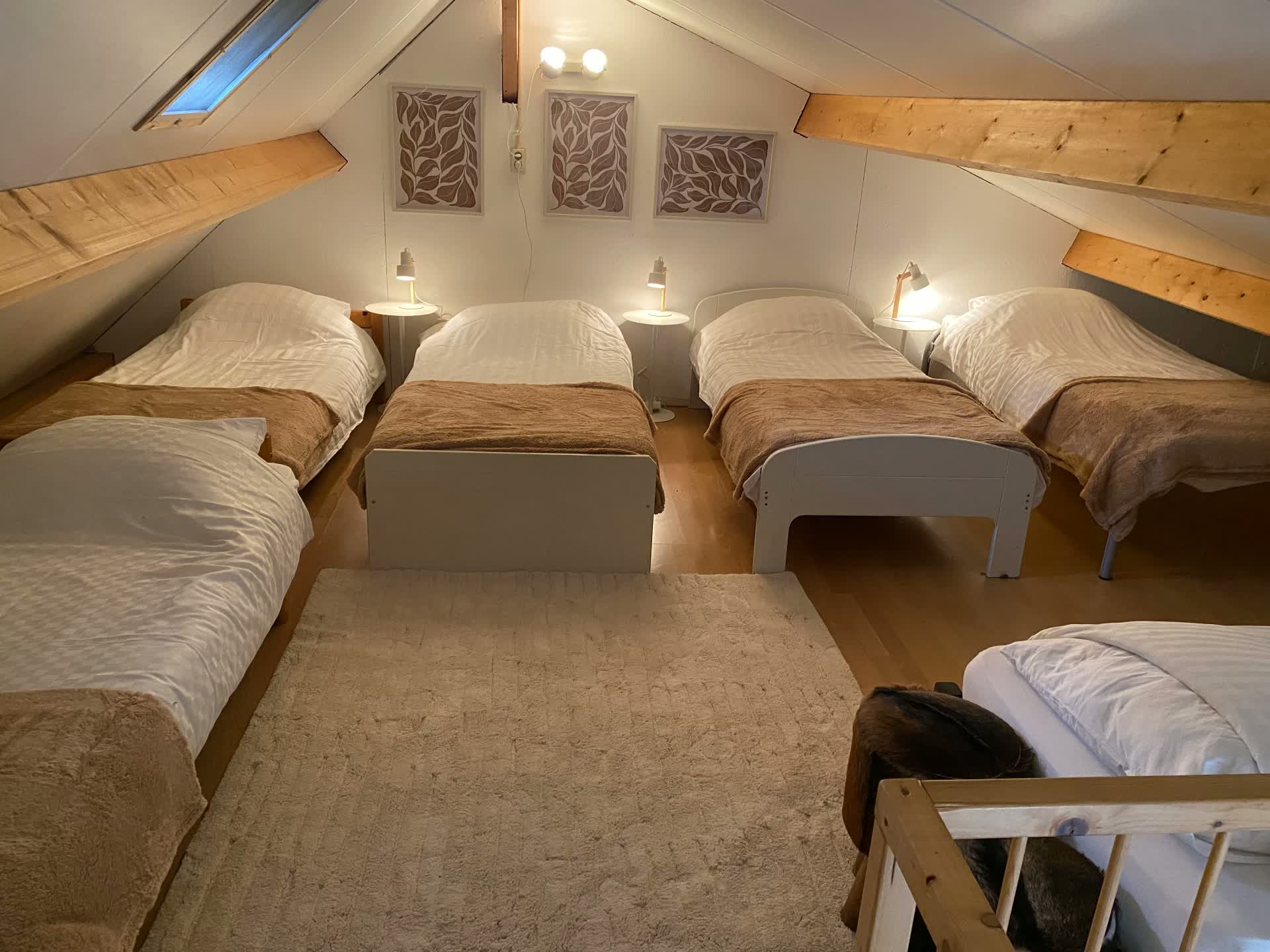 Slaapzolder met zes bedden in het huisje voor 9 personen