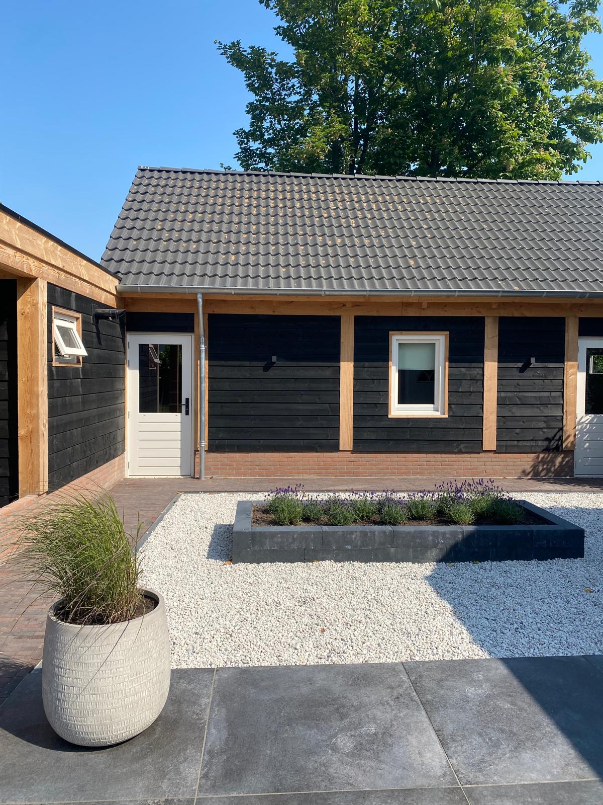 Voorkant van de B&B met grindpad