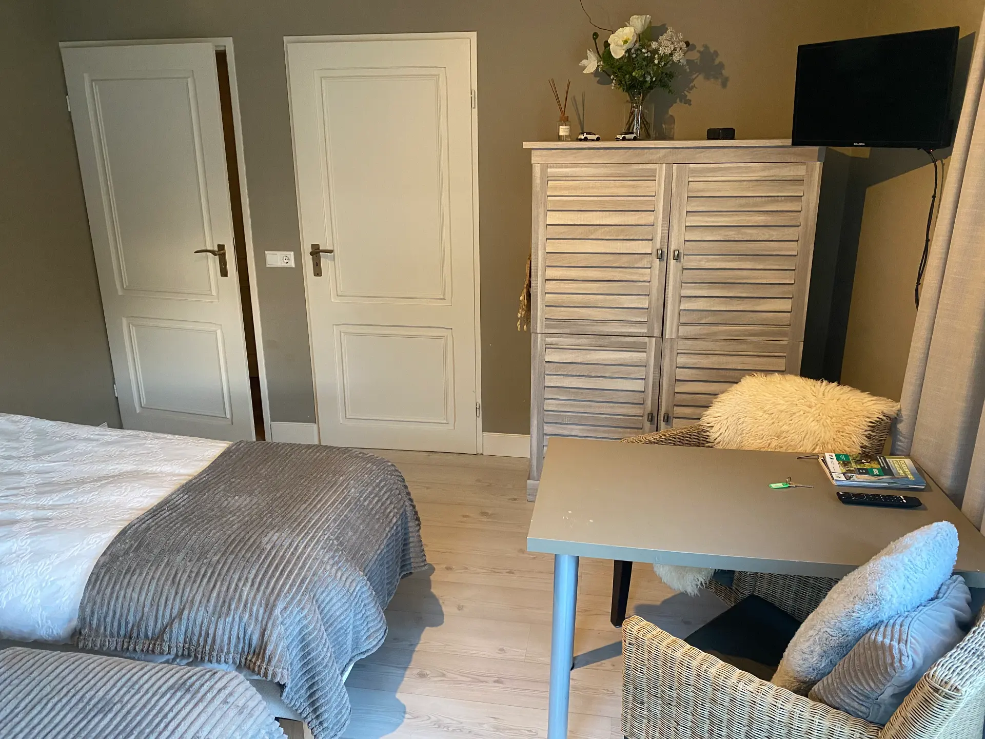 Tweepersoonskamer met kast, tv en zithoek