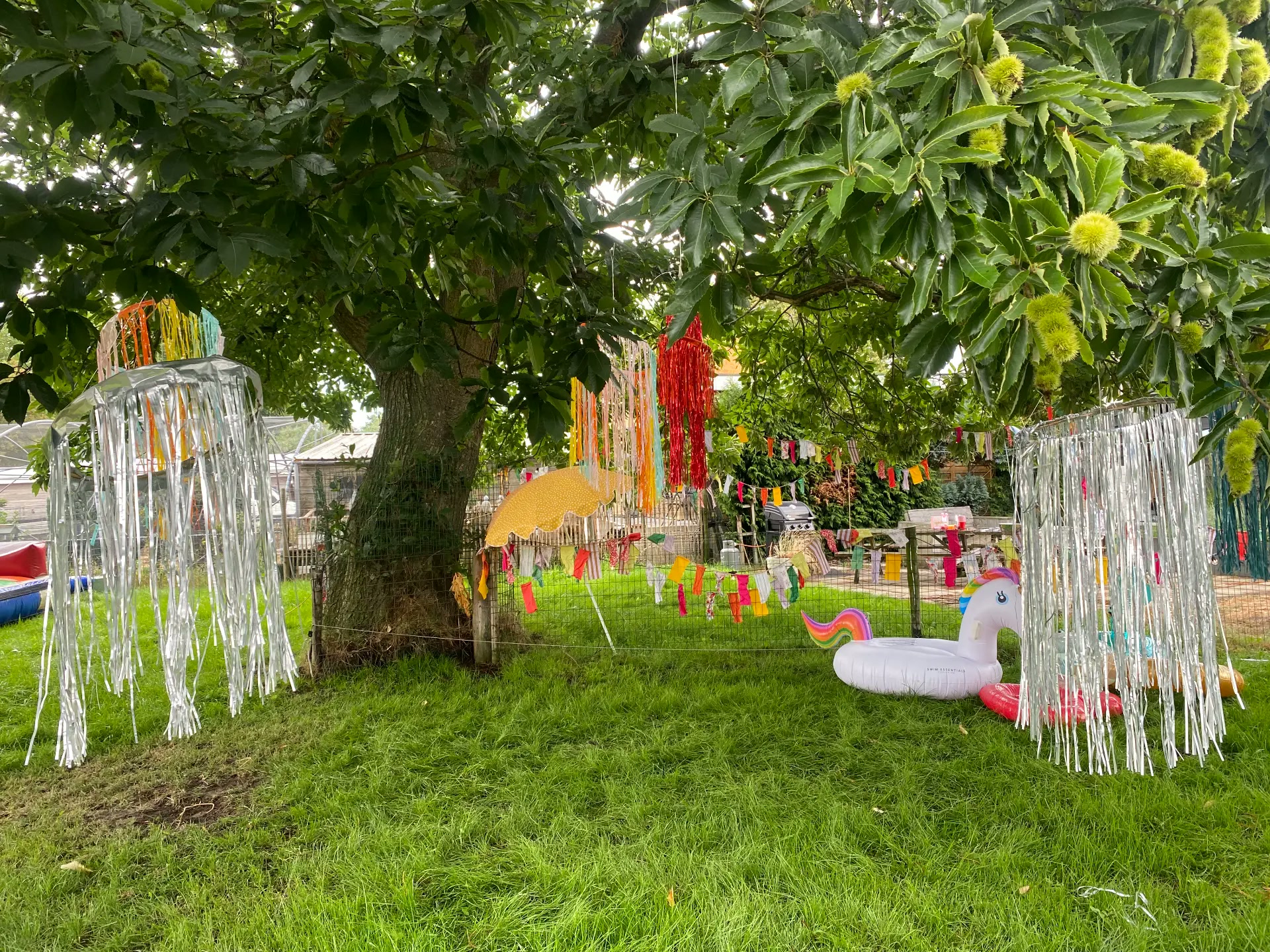 Slingers en vlaggetjes in de tuin onder de kastanjeboom