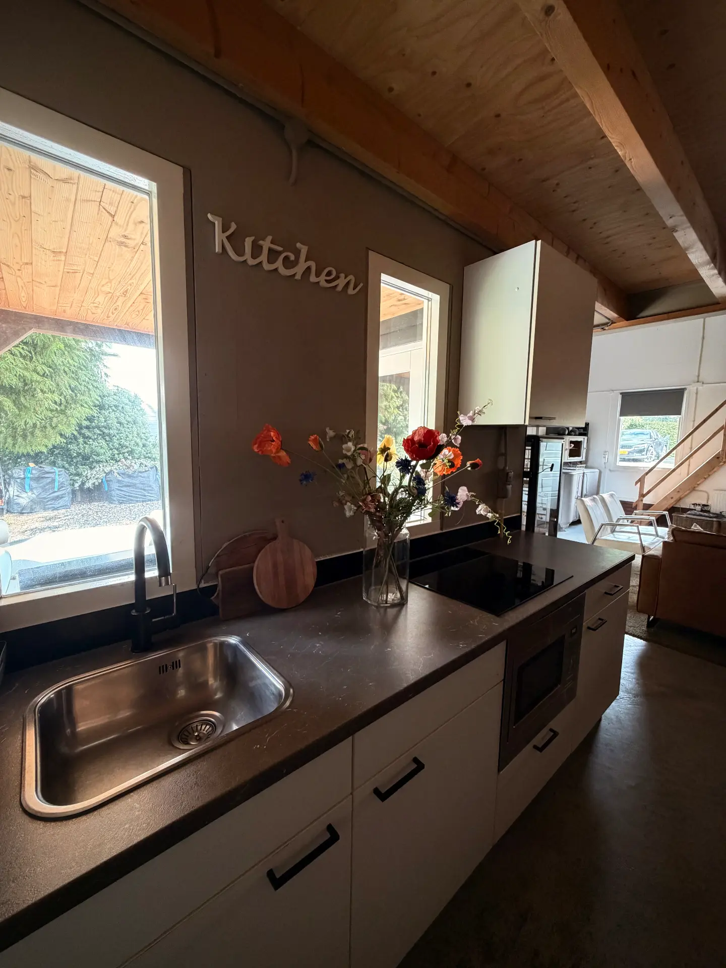 Keuken met kookeiland in het huisje voor 9 personen