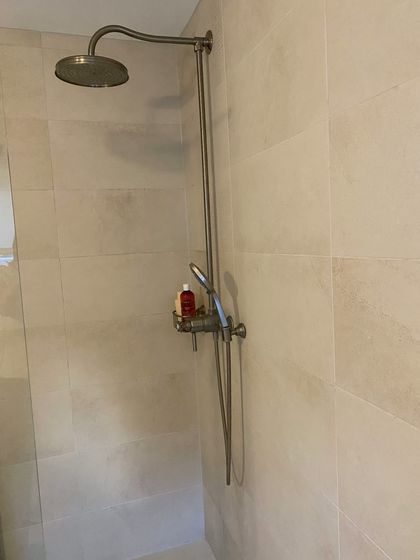 Douche met regendouchekop en handdouche