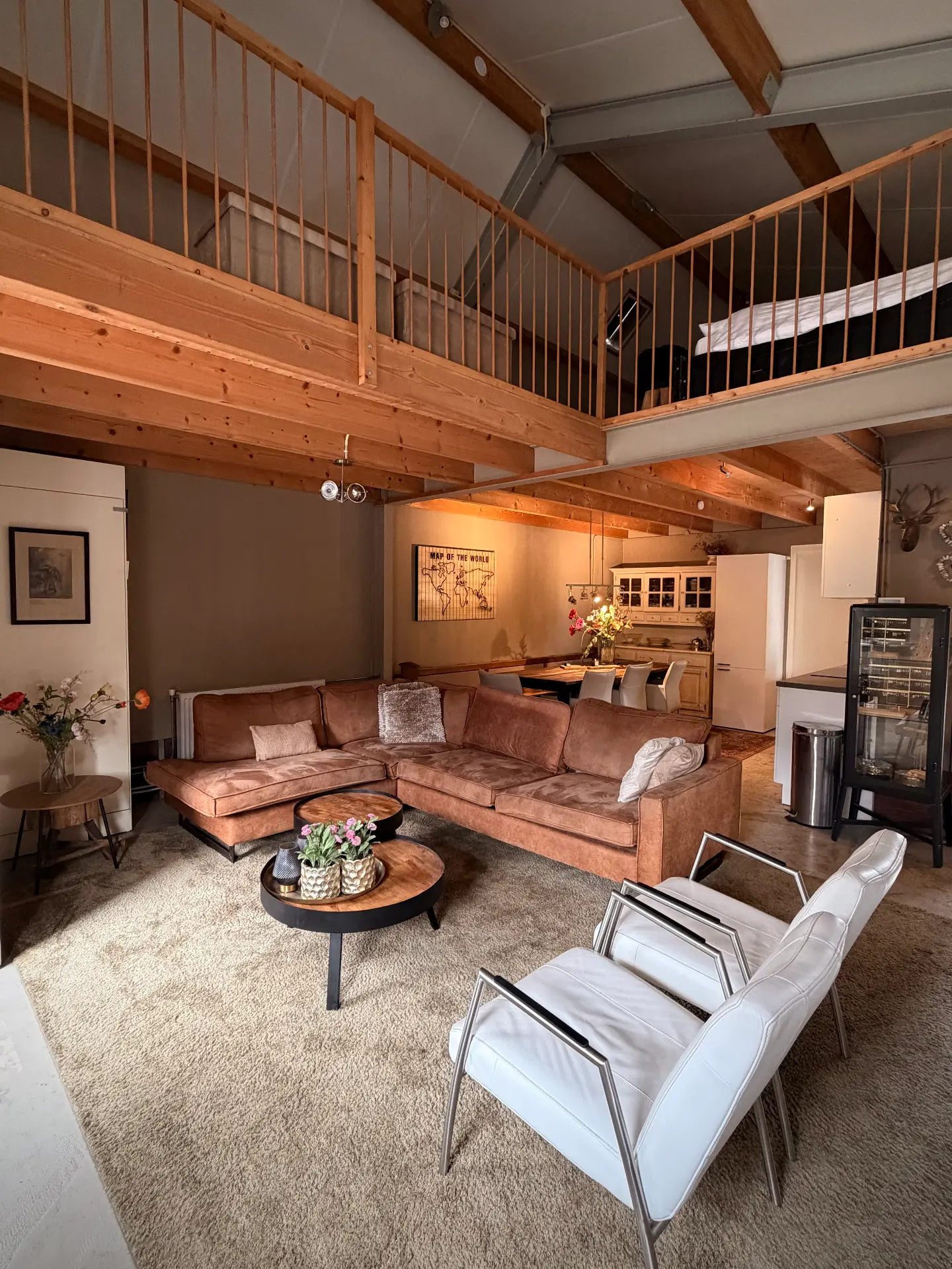 Woonkamer met open galerij in het huisje voor 9 personen