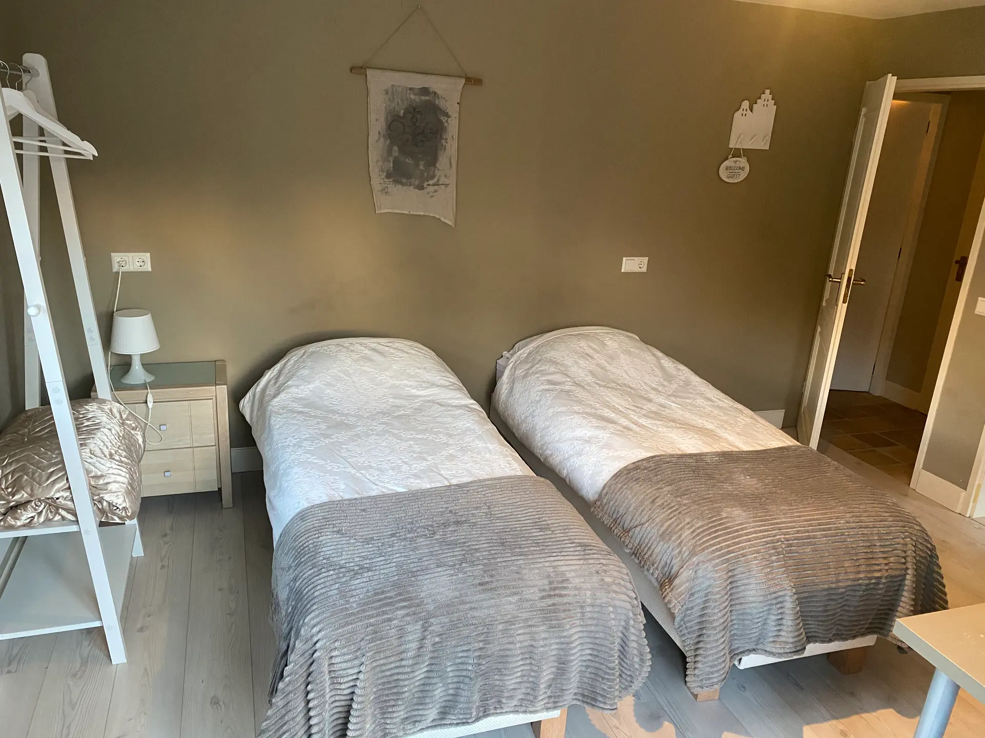Tweepersoonskamer met twee boxspringbedden
