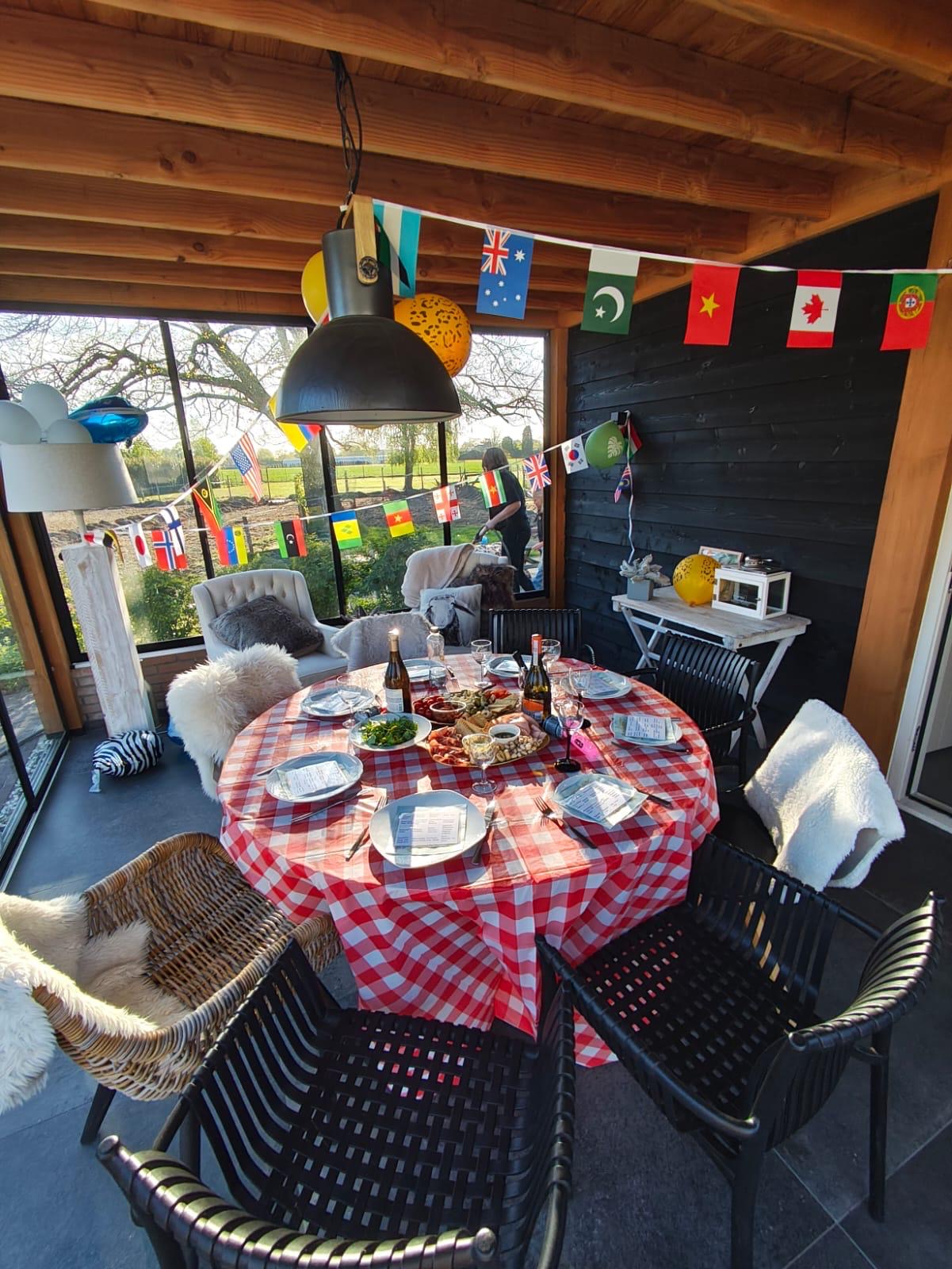Feestelijk gedekte tafel in het glazen paviljoen