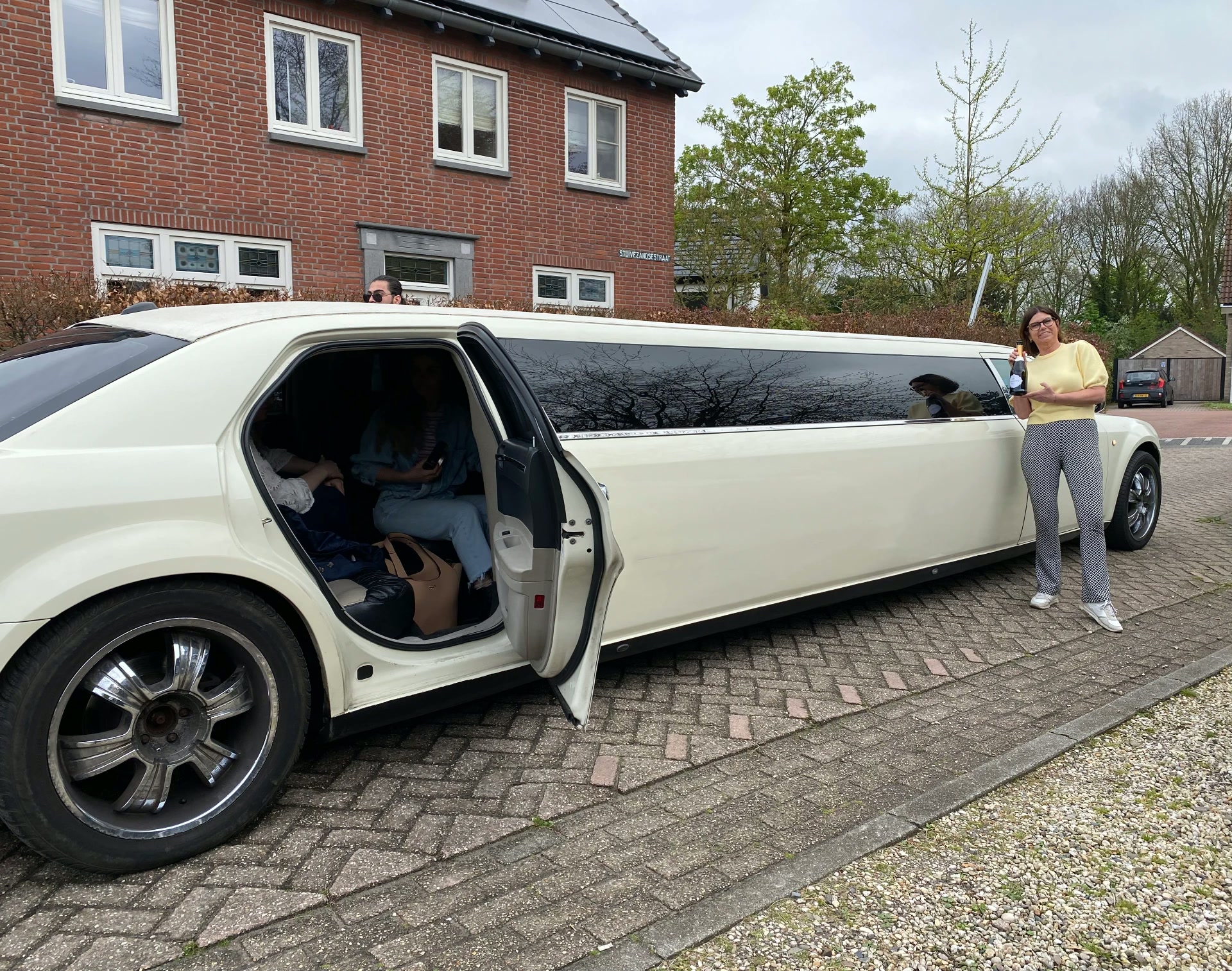 Limousine met champagne voor de B&B