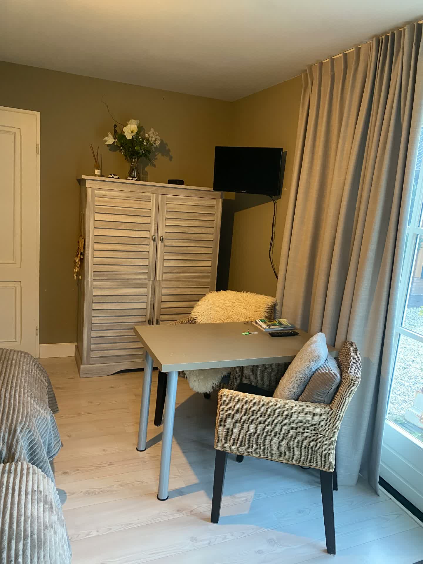 Tweepersoonskamer met tafel en stoelen bij het raam