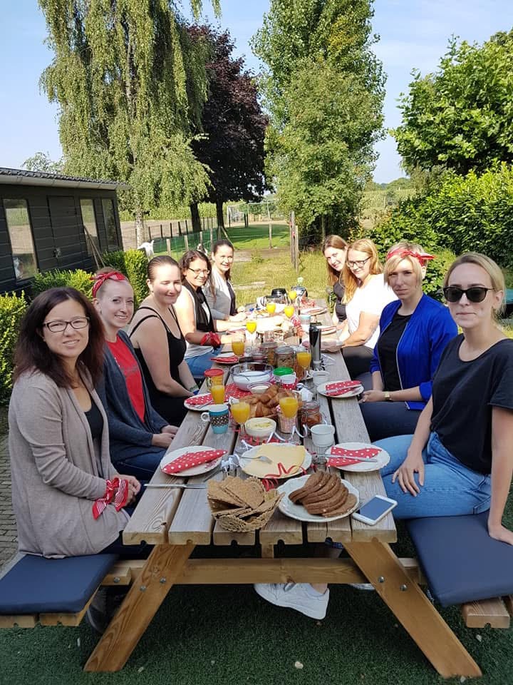 Uitgebreid ontbijt aan de picknicktafel in de tuin