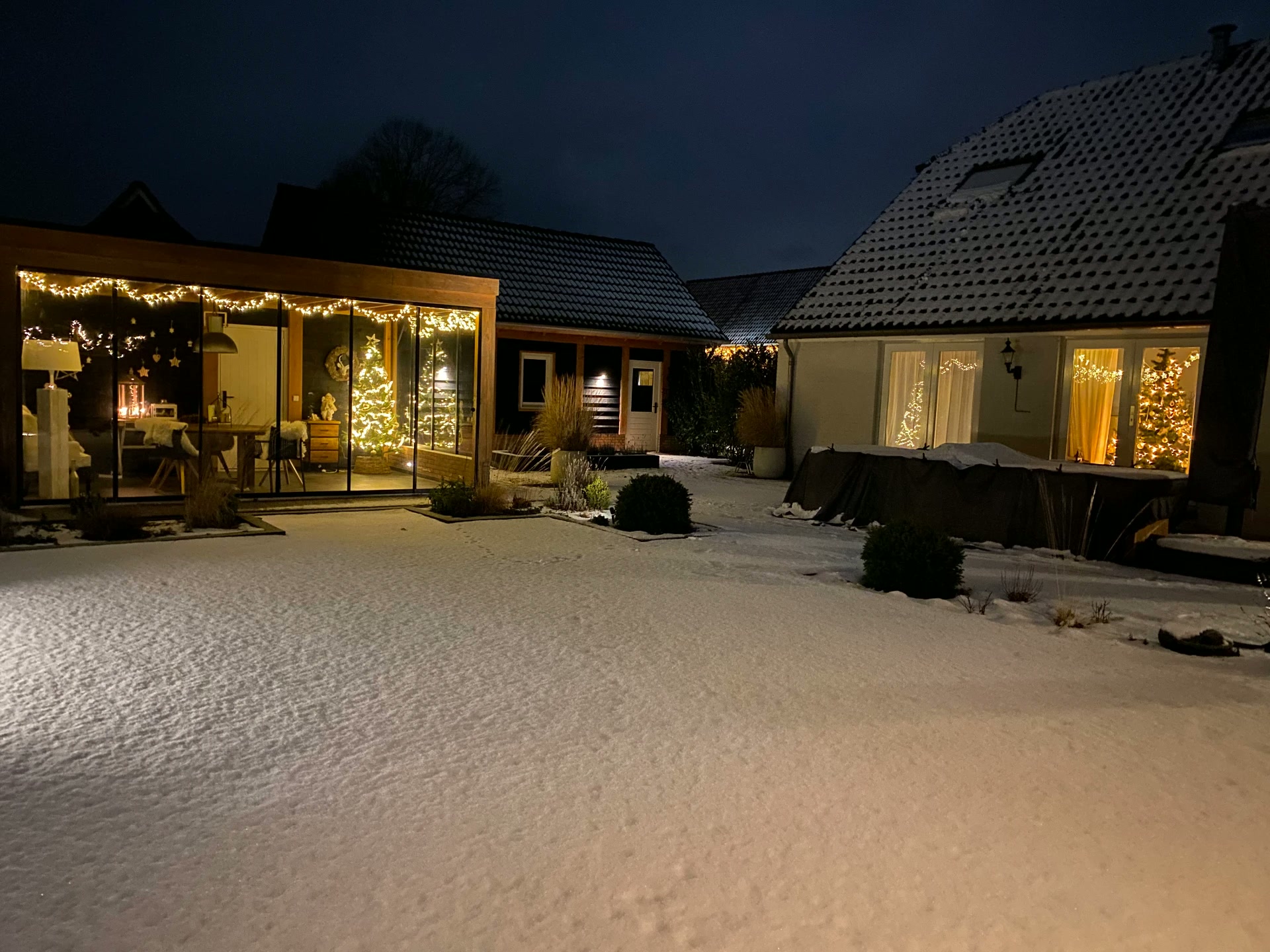 De B&B en het paviljoen in de sneeuw, sfeervol verlicht