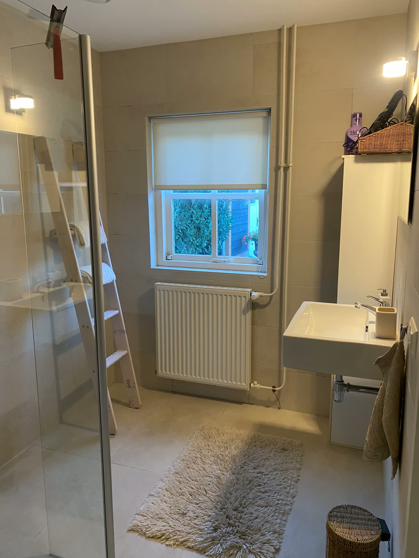 Badkamer met inloopdouche en wastafel