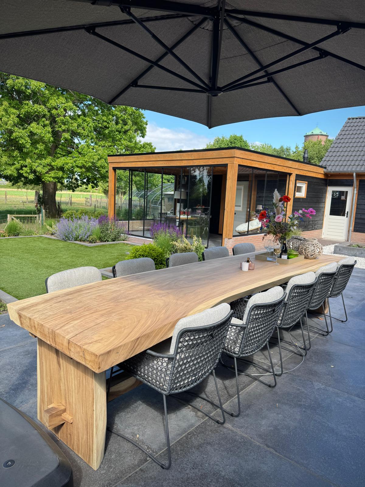 Terras met grote eettafel van Logeren bij van Heeren