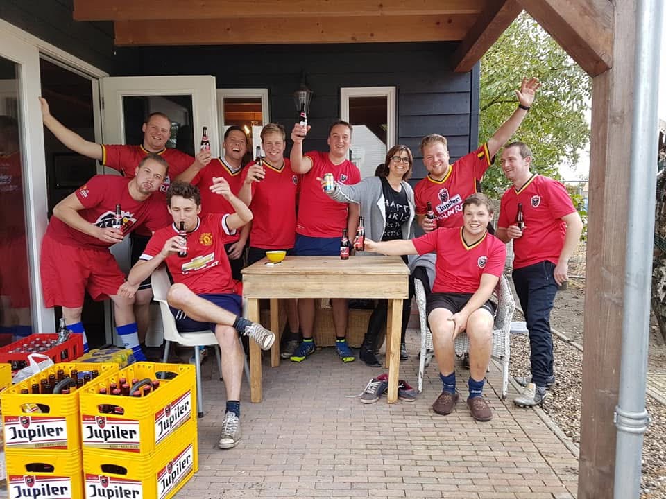 Borrelen onder de overkapping tijdens een vriendenweekend