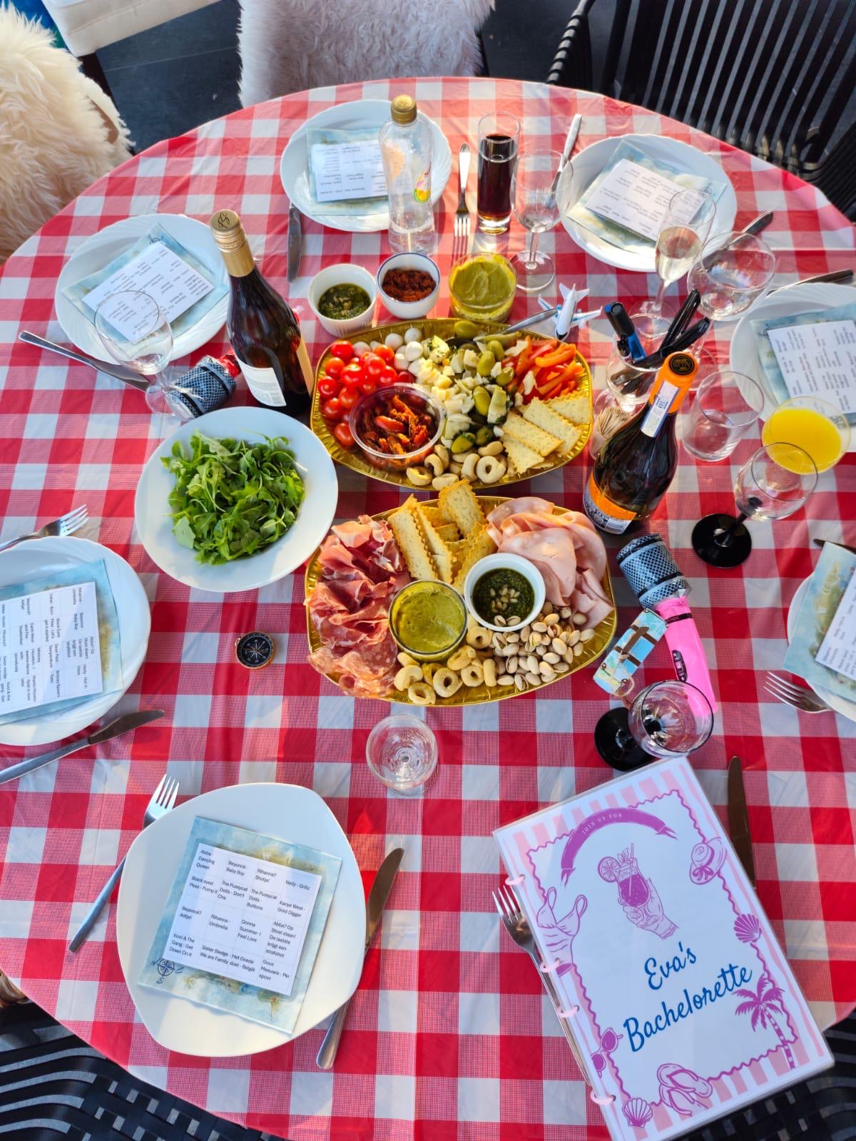 Borreltafel met hapjes voor het vrijgezellenfeest
