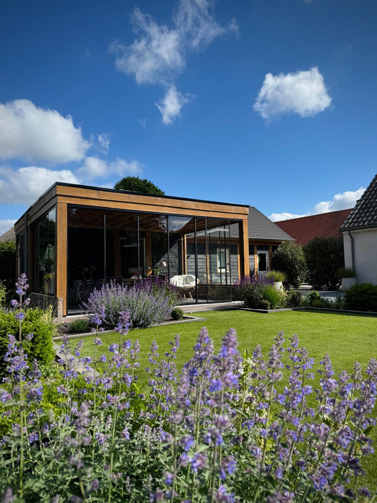 Overkapping en tuin van Logeren bij van Heeren