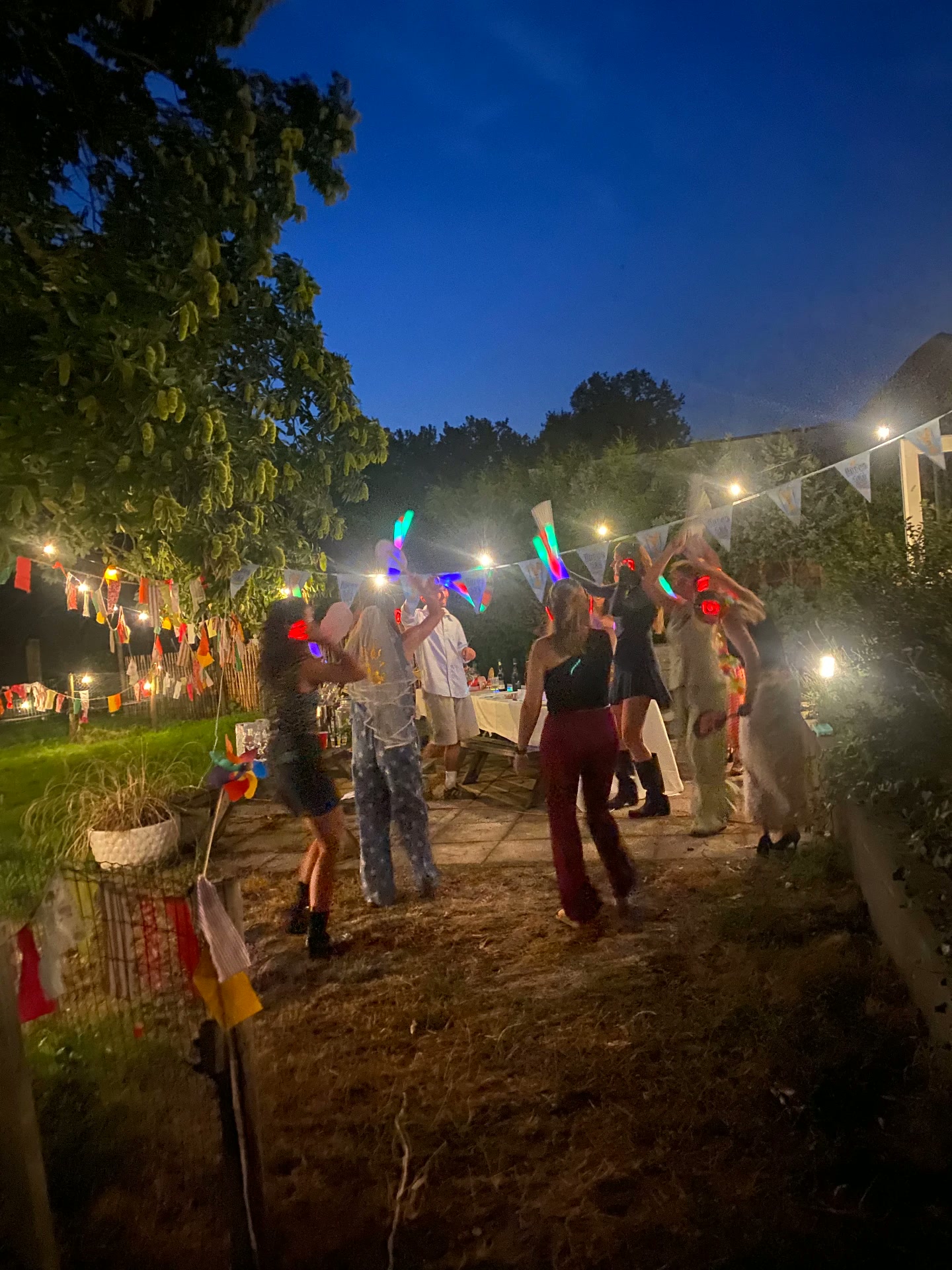 Dansen met lichtjes in de tuin in de avond