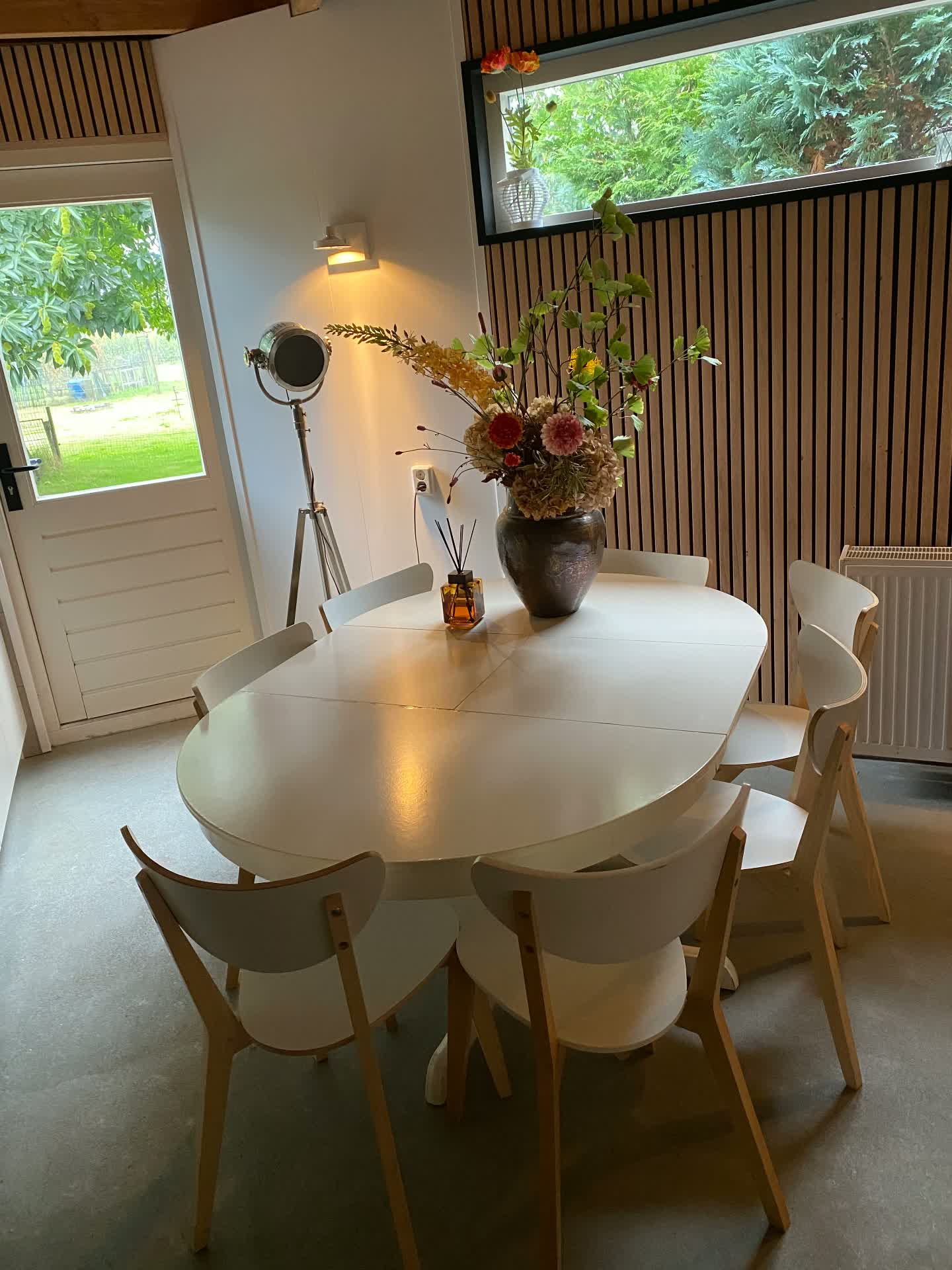 Huisje voor 11 personen: eettafel met bloemen