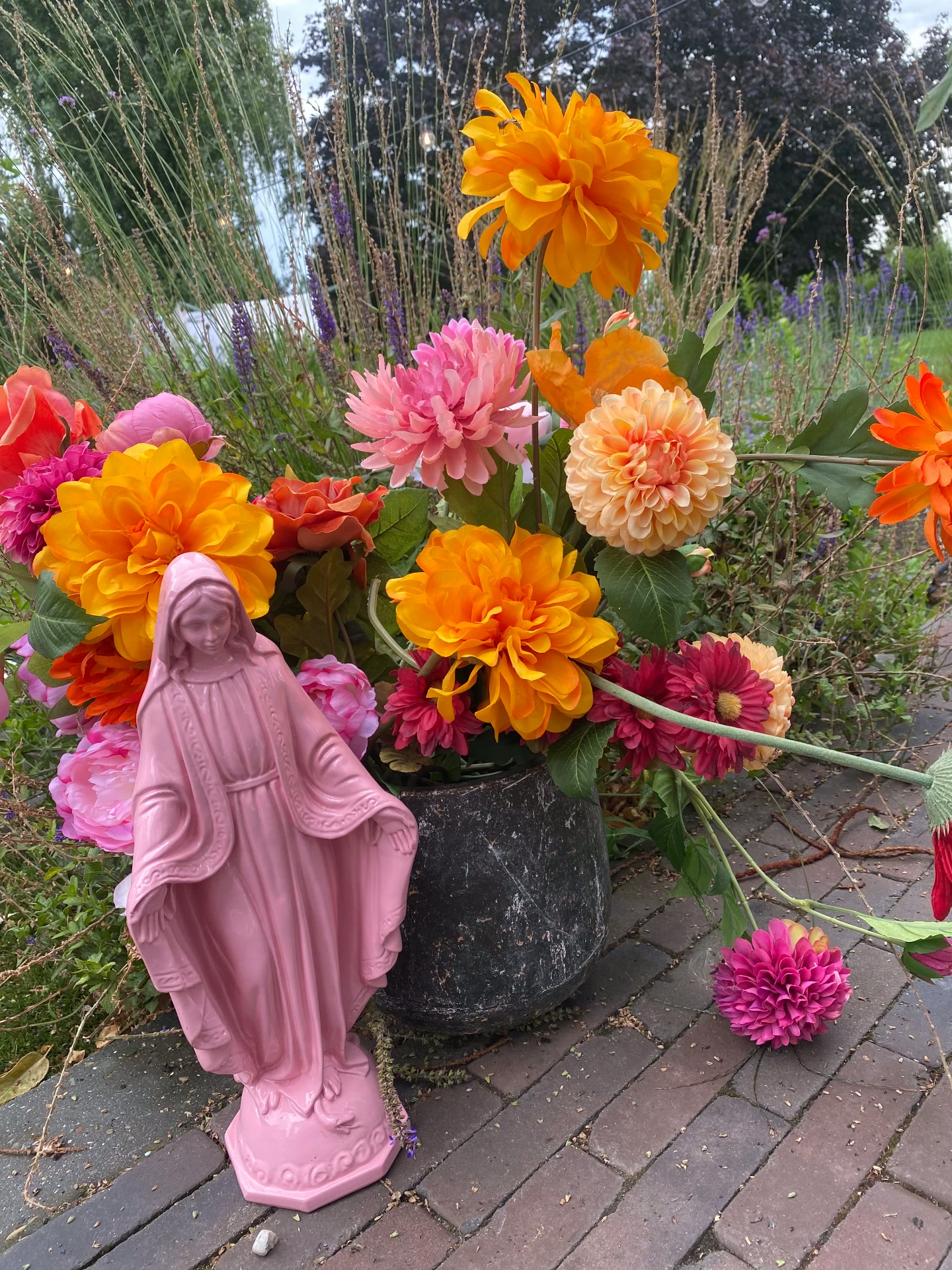 Roze verassing met een boeket kleurige bloemen