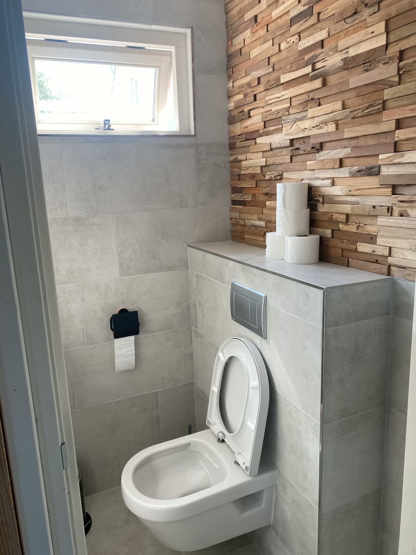 Huisje voor 11 personen: wc met houten wand
