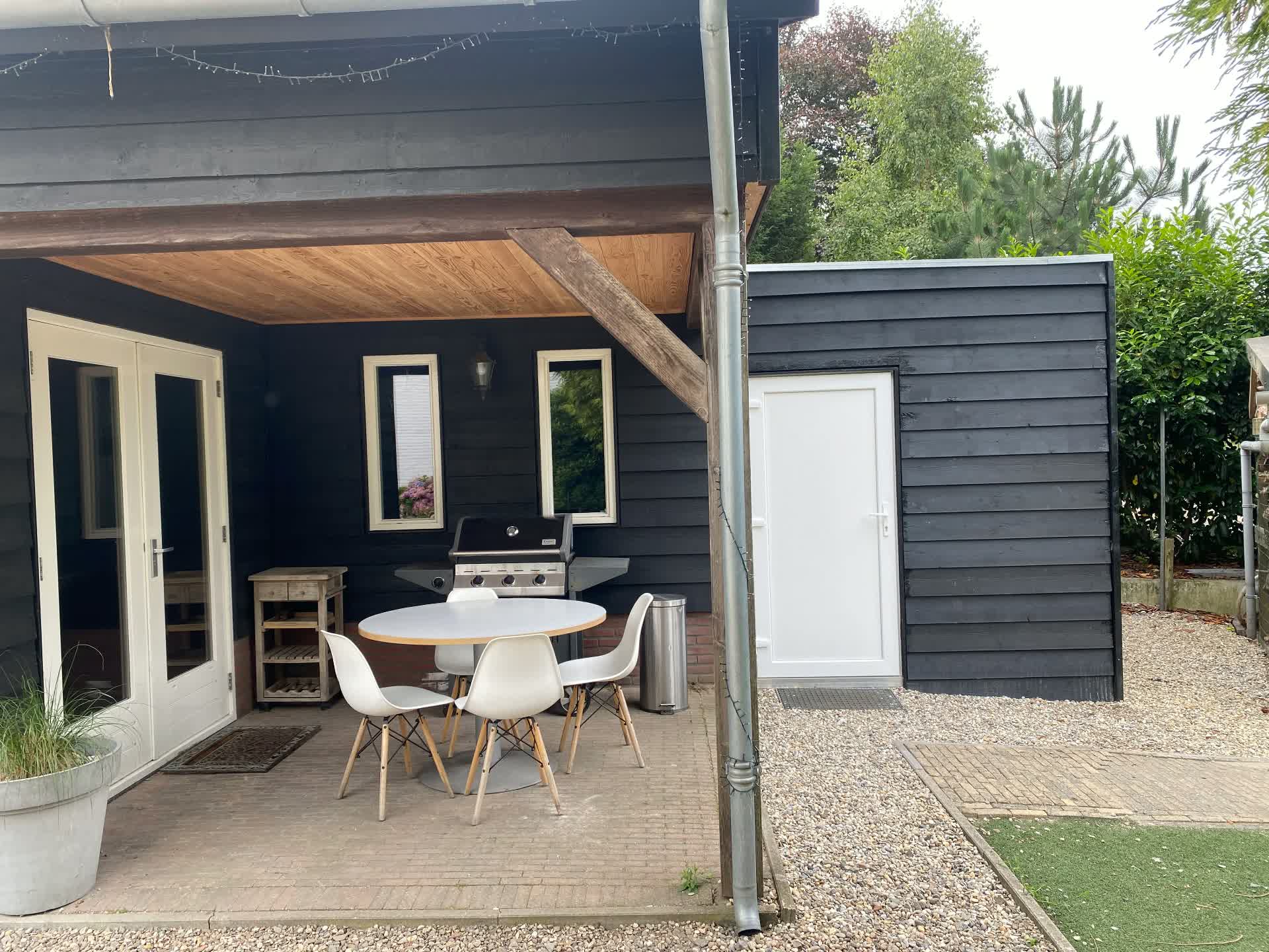 Overdekt terras met barbecue bij het huisje voor 9 personen
