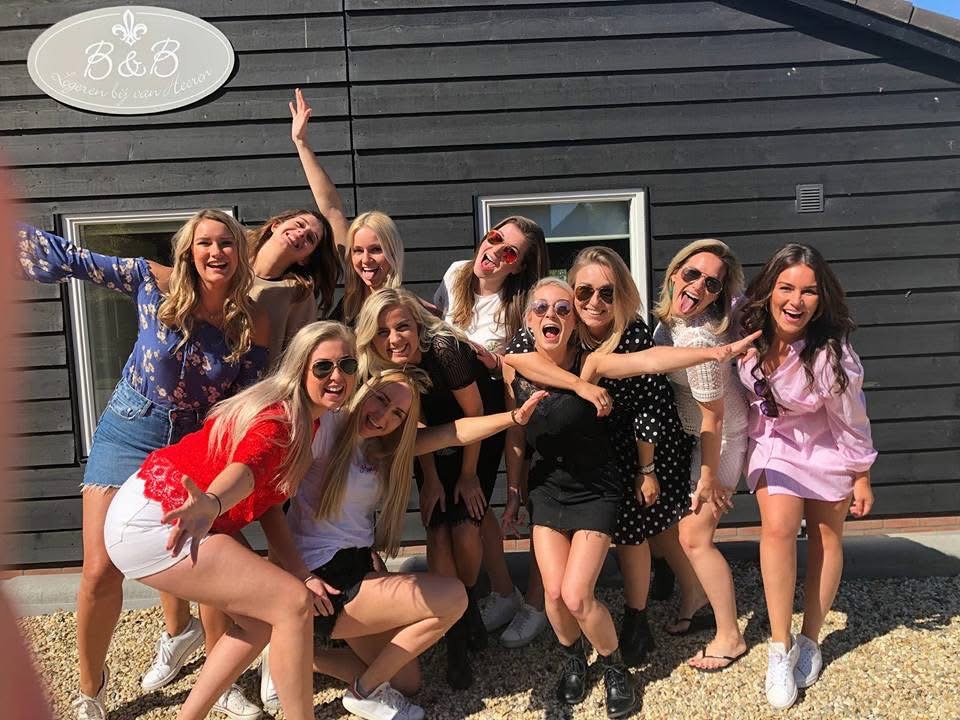 Vrolijke groep voor de B&B tijdens een groepsweekend