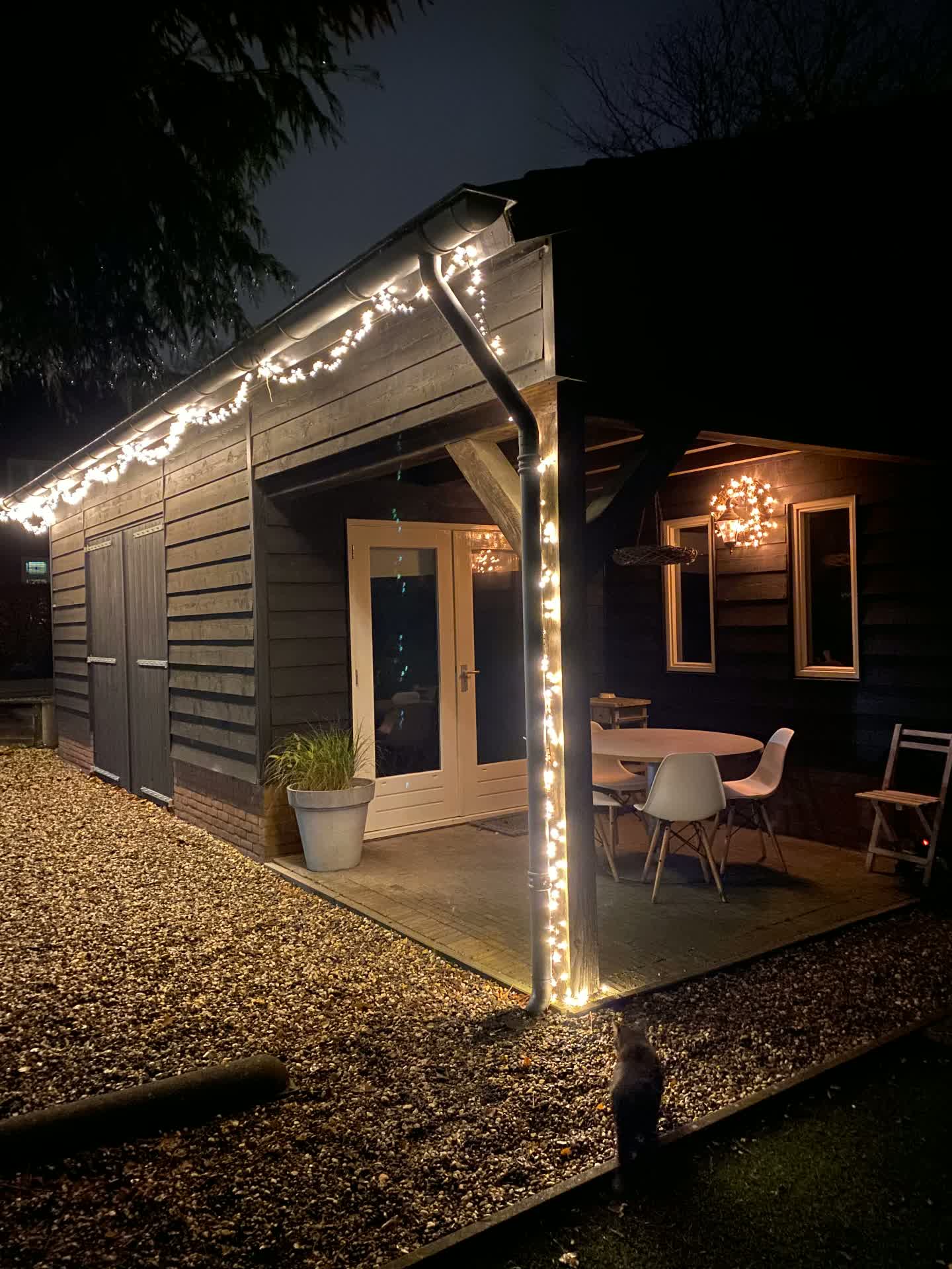 Terras met sfeerverlichting in de avond bij het huisje voor 9 personen